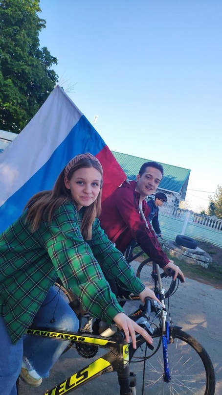 22 августа - День Российского флага. ?? Старшеклассники Смородинской школы приняли участие в велопробеге..