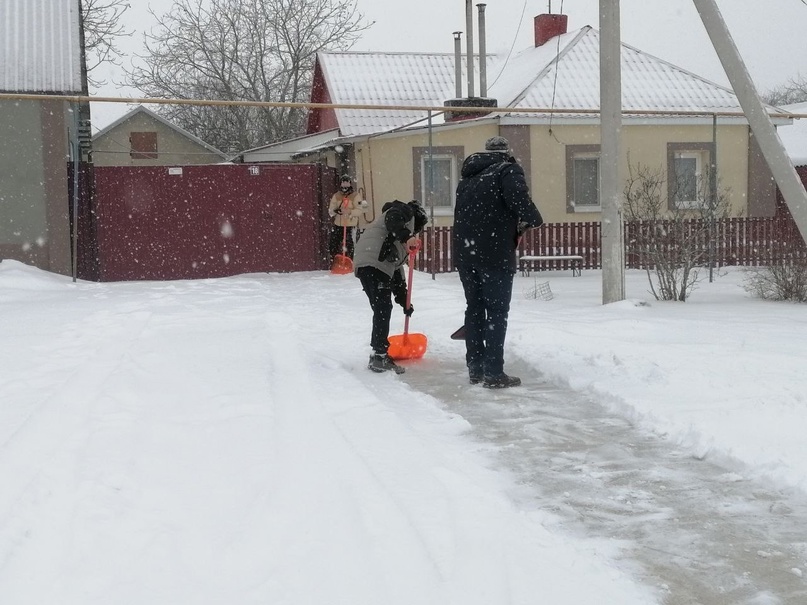 Волонтёры отряда «Сердце отдаём людям» помогли в расчистке от снега памятников и дворов пожилых людей с. Смородино.