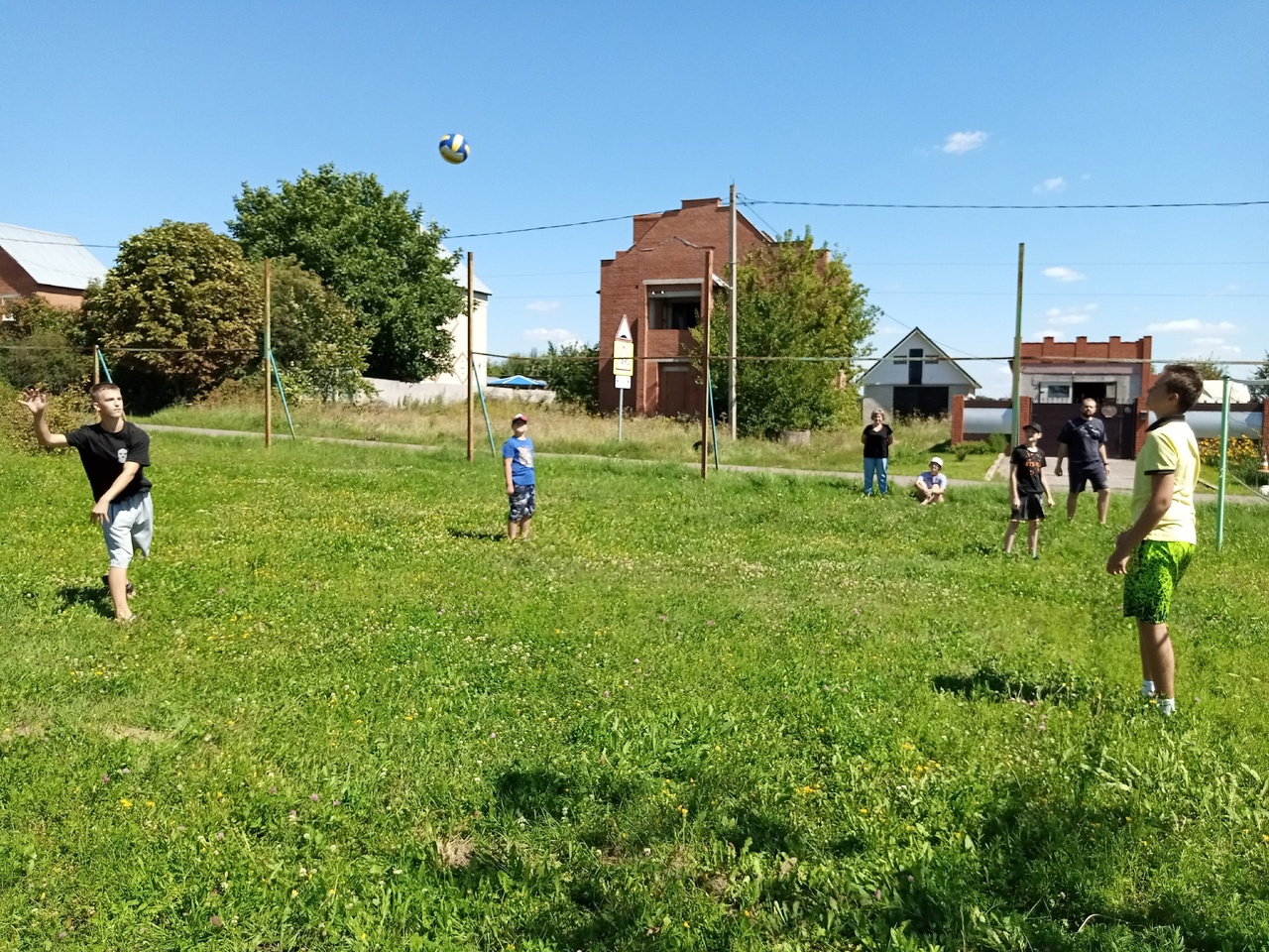 В дни каникул, 14 августа в МБОУ «Смородинская ООШ» для обучающихся 6-8 классов прошли соревнования по пионерболу среди мальчиков..