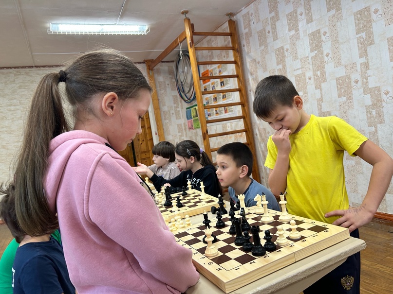 В рамках месячника военно - патриотической и спортивной работы среди учащихся второго класса прошёл шахматный турнир..