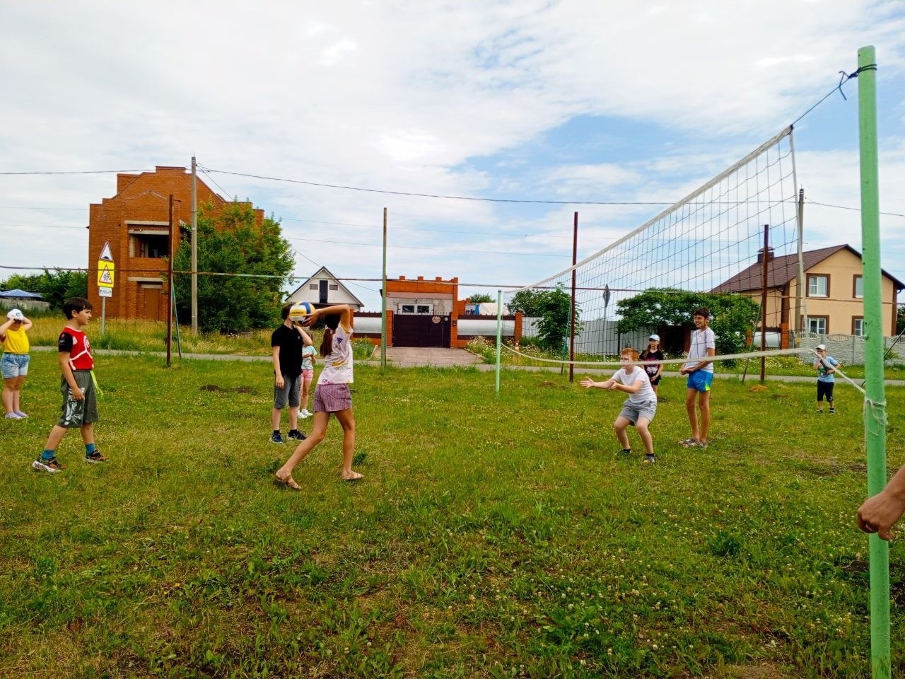 В Смородинской школе состоялась товарищеская игра в пионербол среди учащихся младших и старших классов . Команды состязались смешанными составами..