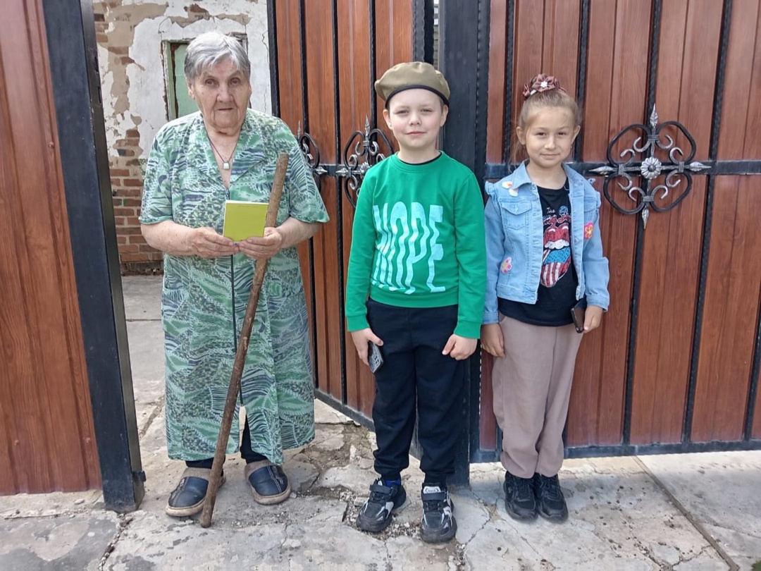 Обучающихся 1 класса МБОУ «Смородинская ООШ» поздравили ветерана с 80-летию Победы в Великой Отечественной войне!.