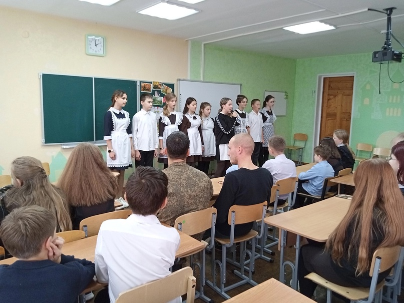9 декабря -День Героев Отечества. В Смородинской школе был проведен классный час с участником СВО..