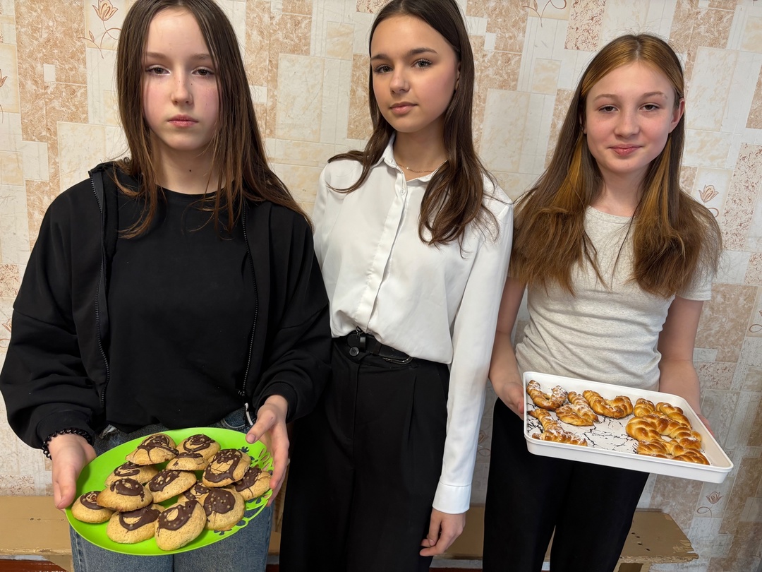 Всероссийская акция «Семейный десерт»Девочки Соня и Вика радуют свою семью сладкими печеньками, и крендельками. Приготовили с любовью на праздник 8 марта!.