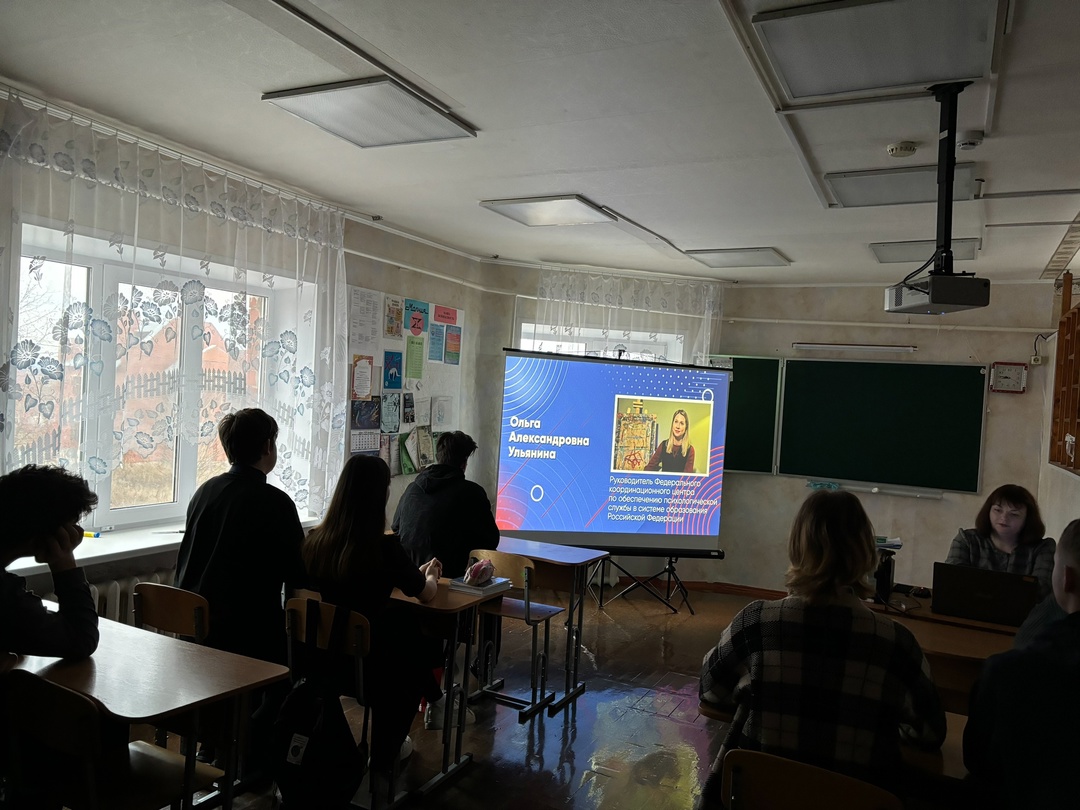 Новая учебная неделя в нашей школе началась традиционно: ❗Линейка, посвященная поднятию Государственных Флагов Российской Федерации. ❗Исполнение гимна! Объявление результатов прошедшей недели и предстоящих конкурсов..