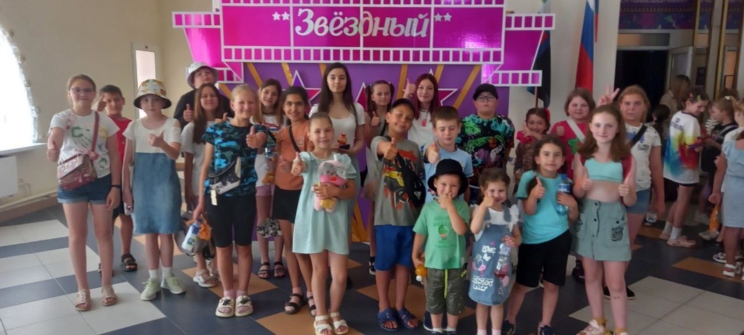 Сегодня воспитанники лагеря «Смородинка» посетили кинотеатр «Звёздный» в г. Строитель ?  Ребята смотрели мультфильм «Сказочный патруль». Все получили незабываемые эмоции и отличное настроение!.