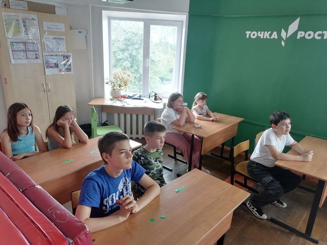 В рамках всероссийского антинаркотического месячника «Знать, чтобы жить!», в МБОУ «Смородинская ООШ» социальный педагог подготовила и провела беседу на тему: «Мы против наркотиков»..