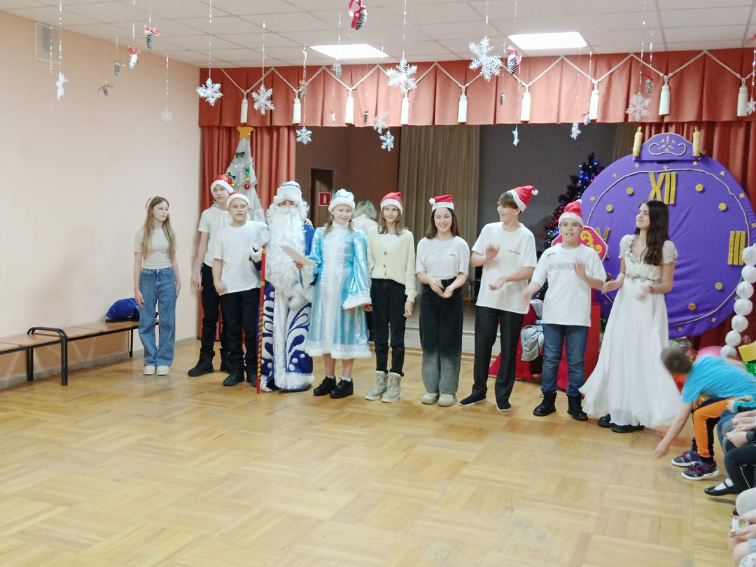 Сегодня учащиеся 6 и 7 класса приняли участие в организации Новогоднего мероприятия в Доме творчества..