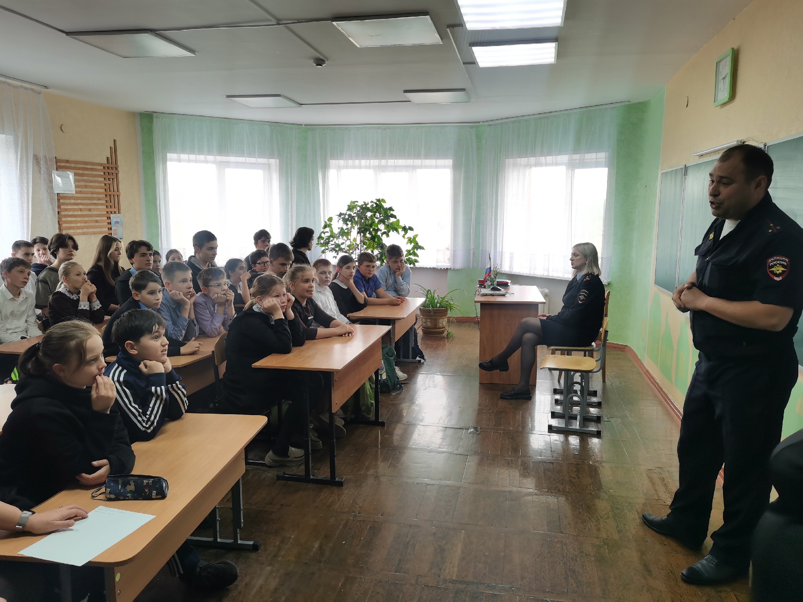 С целью профилактики преступности в молодежной среде, а также других правонарушений и преступлений, совершаемых несовершеннолетними, 19 апреля в нашей школе была организована встреча обучающихся с инспектором ПДН, представителем ГИБДД..