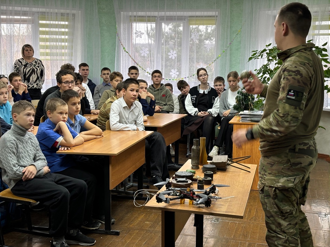 Сегодня нашу школу посетил военнослужащий Международного противоминного центра Вооружённых Сил Российской Федерации..