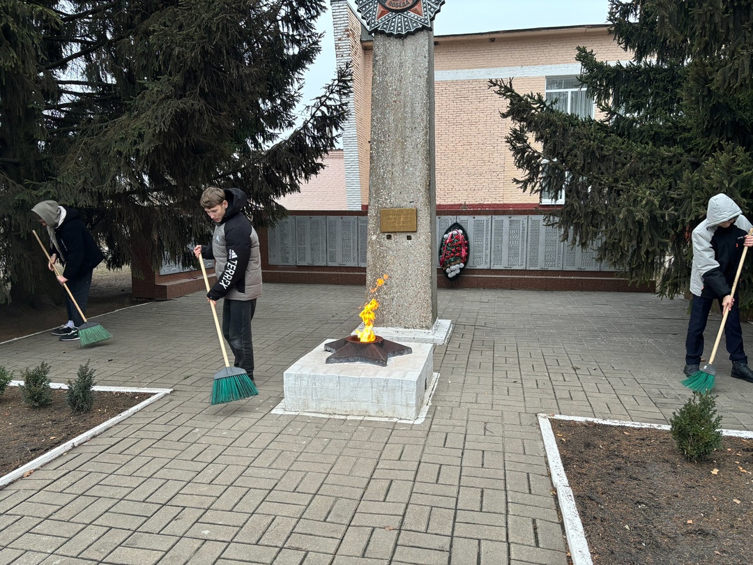 Волонтеры нашей школы вышли на уборку территории с. Смородино. Они восстановили чистоту и порядок вокруг памятника, убрав мусор..