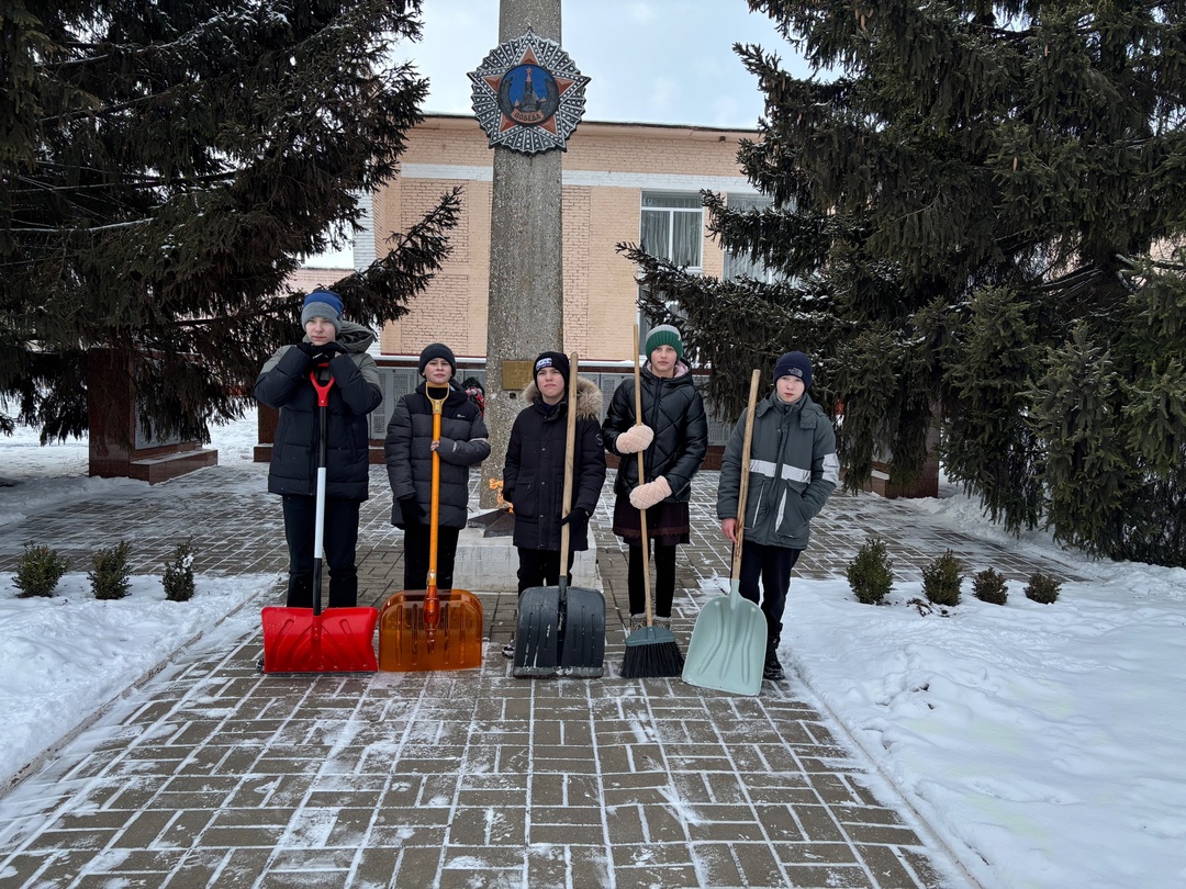 Волонтерский отряд  «Сердце отдаем людям» убрали снег во дворе школы и подмели дорожки возле памятника! Покормили птиц! Делаем добрые дела!.