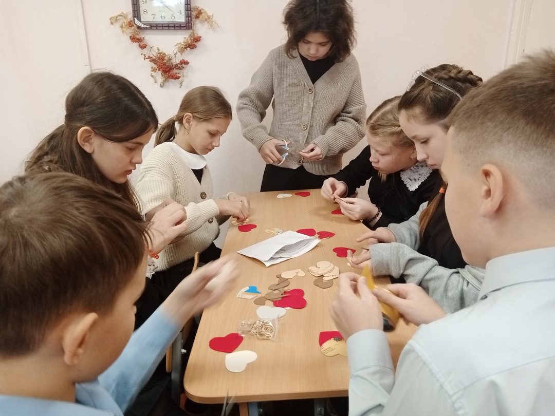 День Матери – это тёплый и сердечный праздник, посвящённый самому дорогому и близкому человеку. В 6 классе прошел классный час, посвященный Дню матери..