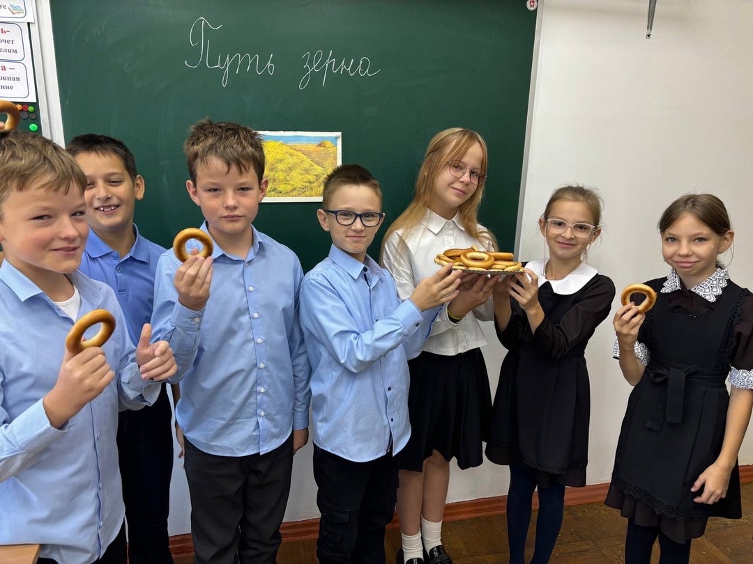 Сегодня классные руководители провели внеурочное занятие «Разговоры о важном» по теме «Путь зерна»..