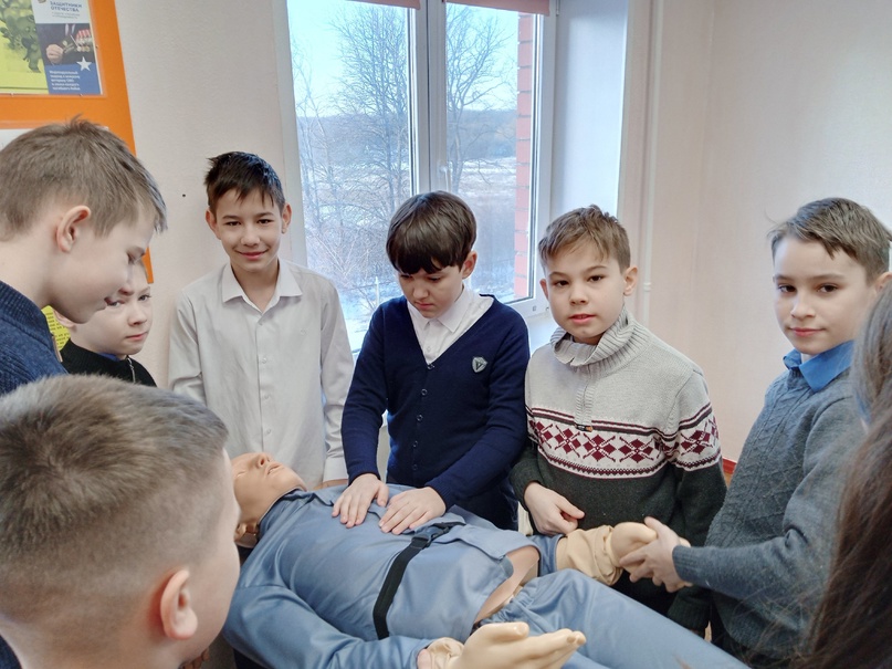 Сегодня в 5 классе прошёл очередной урок безопасности на котором ребята знакомились с понятиями перелом и ушиб..