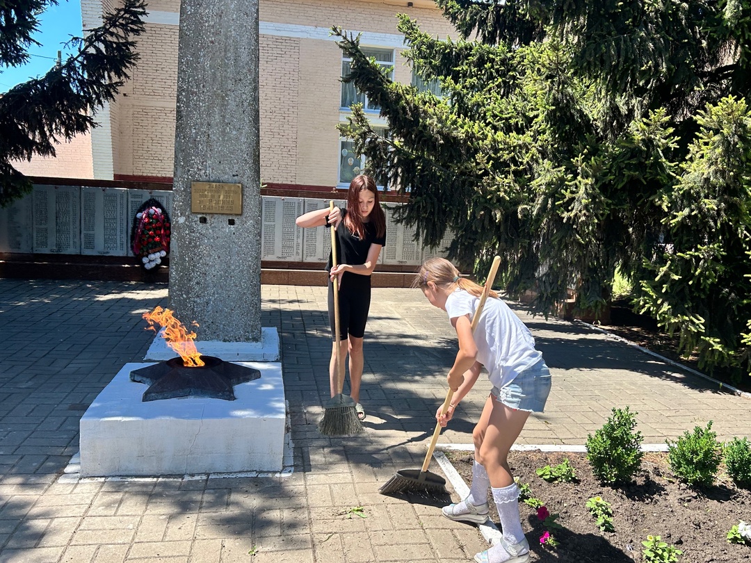 В преддверии дня памяти и скорби, учащиеся Смородинской школы, члены волонтерского отряда «Сердце отдаём людям», навели порядок на памятниках с. Смородино..