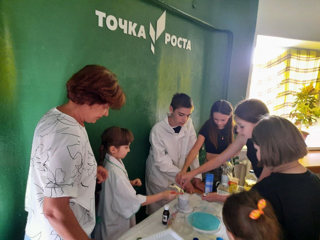 В рамках программы «Точка роста» сегодня в летнем лагере Смородинка прошла игровая программа «Веселые науки без скуки». Ребята стали участниками экспериментов и научных опытов с веществами..