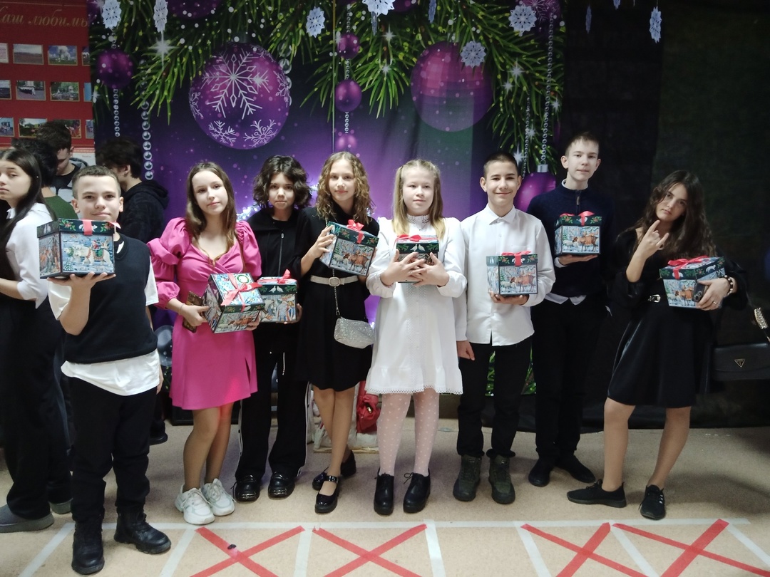 Учащиеся старших классов приняли участие в танцевально-игровой программе &amp;quot;Новогодняя кругосветка&amp;quot; на базе ДК с. Смородино. Все отлично провели время, зародились новогодним настроением, получили от Деда Мороза подарки!.