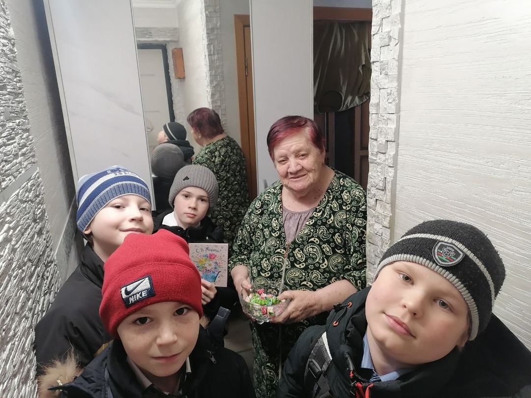 Продолжается поздравление детей войны, тружеников тыла. В преддверии праздника ребята поздравили бабушек нашего села..
