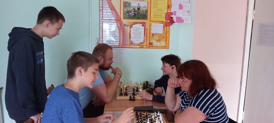 В Смородинской школе для истинных любителей шахмат был проведён шахматный турнир «Волшебная пешка». Перед началом турнира с детьми был проведён инструктаж об основных правилах поведения на шахматных турнирах..