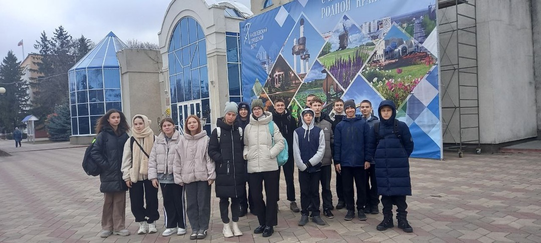 Сегодня ученики 8 класса побывали на премьере короткометражного фильма &amp;quot; Я-остаюсь!&amp;quot;, которая прошла в ДК &amp;quot;Звездный&amp;quot; г.Строитель. Сценаристами,режиссерами и актёрами этого фильма стали студенты Белгородской области..