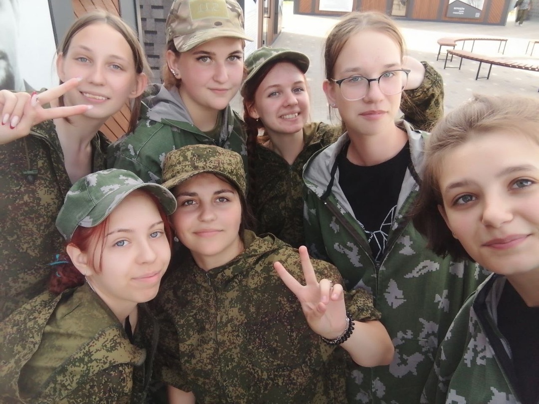Ученицы Смородинской школы приняли активное участие в сборах «Армата».  Для некоторых это первые сборы, а кто-то приехал уже во второй и третий раз..