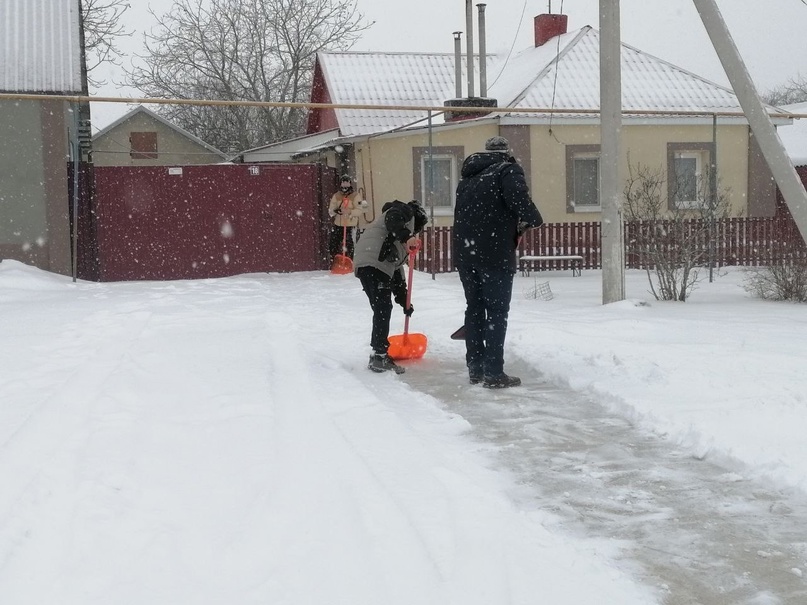 Волонтёры отряда «Сердце отдаём людям» отправились на помощь в расчистке от снега памятников и дворов пожилых людей..