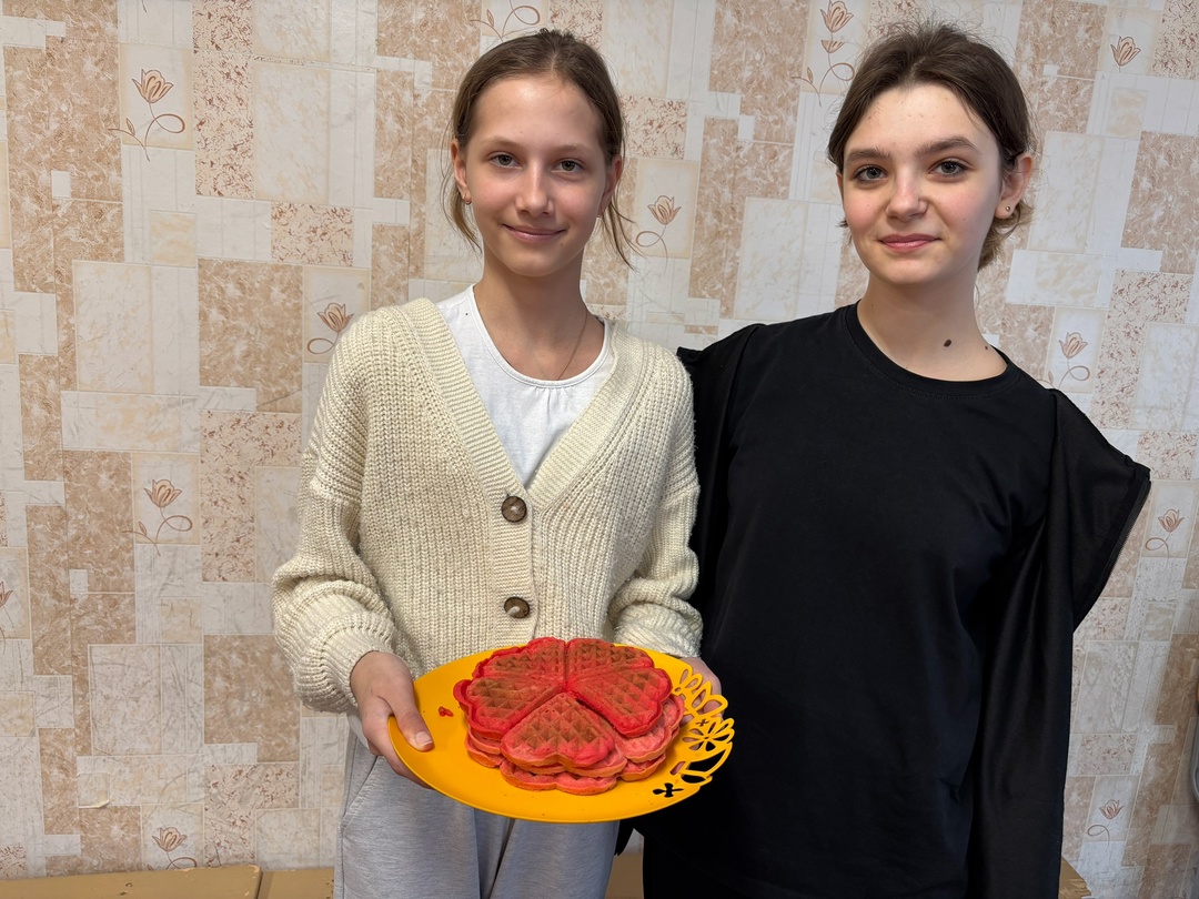Всероссийская акция «Семейный десерт»Девочки Вика и Даша радуют свою семью сладкими печеньками в виде сердечек. Приготовили с любовью!.