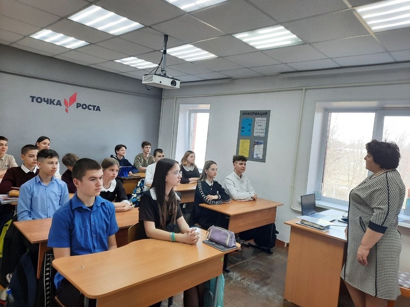 Новая неделя в нашей школе началась с традиционной линейки, исполнения гимна Российской Федерации и выноса флагов..