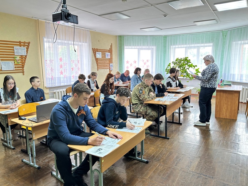 Сегодня учащиеся и учителя Смородинской школы во главе с директором Рыльских Л. В. написали Диктант Победы..
