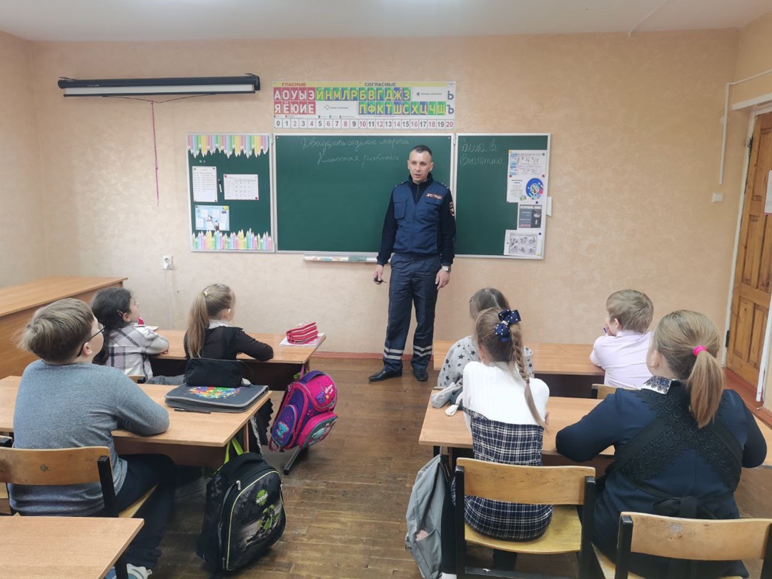 В нашей школе прошла встреча обучающихся начальных классов и основного звена с инспекторомпо безопасности дорожного движения ГИБДД ОМВД России по Яковлевскому муниципальному округу Василенко Григорием Валерьевичем..