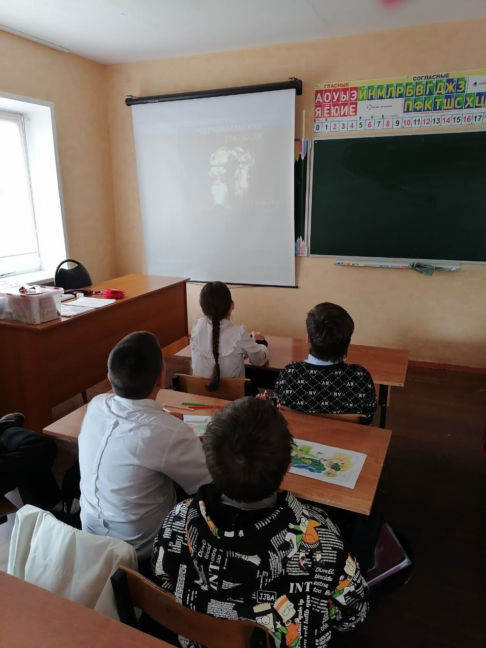 В 3 классе нашей школы прошел классный час,посвященный Международному дню памяти жертв радиационных аварий и катастроф..